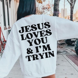 Jesus te ama, estou tentando SVG PNG, Camiseta cristã Svg, Moletom cristão, Camiseta com versículo bíblico, Suéter cristão engraçado Png, Versículo bíblico