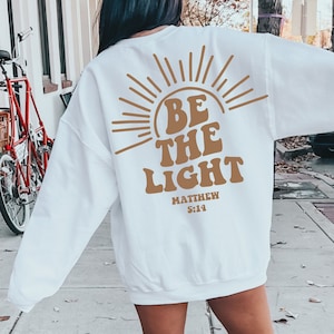 Sei das Licht SVG, Christliche SVG, Christliche Shirt Design, Matthäus 5:14 SVG, Bibel Vers Png, Glaube SVG, Religiöses Design, Retro Christliches Design