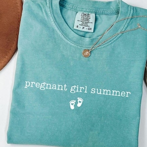 Chemise d'été fille enceinte PNG, T-shirt faire-part de grossesse, chemise enceinte Svg, révélation de grossesse, cadeau de baby shower, nouvelle maman, chemise maman