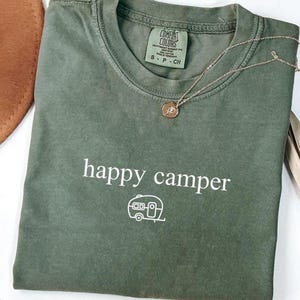 Camiseta de campista feliz PNG, camiseta de camping, camiseta de campista, camiseta de camping Svg, camiseta de vida de camping, camiseta de aventura Svg, camiseta de fogata Svg, regalo para amantes del camping