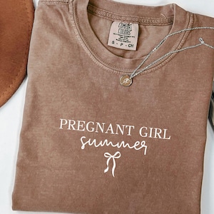 Camiseta de verano para niña embarazada PNG, camiseta con anuncio de embarazo, camiseta de embarazada Svg, revelación de embarazo, regalo de baby shower, nueva mamá, camiseta de mamá