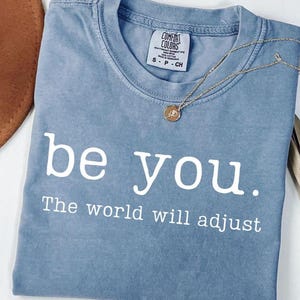Soyez le monde qui s'adaptera Png, Aimez-vous Png, Idée cadeau positive, Citation inspirante Svg, Cadeau pour les meilleurs amis, Svg dicton positif
