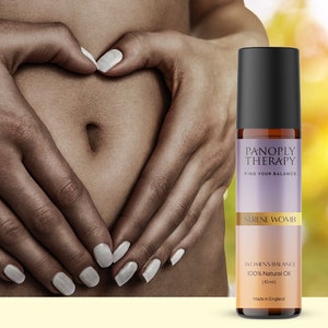 Puede incluir: Una pequeña botella de vidrio de aceite natural Panoply Therapy Serene Womb 100%. La botella tiene una tapa negra y una etiqueta con el nombre de la marca y los detalles del producto. El fondo muestra manos formando un corazón sobre el abdomen.