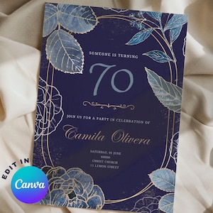 Peut inclure: Une carte d'invitation bleu marine avec des accents dorés et un motif floral. Le texte indique "Quelqu'un fête ses 70 ans. Rejoignez-nous pour une fête en l'honneur de Camila Olivera. Samedi 1er juin 18h00. Église du Christ, 11 rue Lemon."