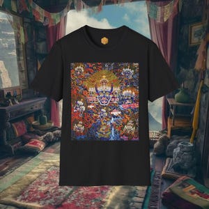 Puede incluir: Camiseta negra con una impresión gráfica colorida y detallada. La obra de arte muestra un diseño ornamentado con patrones y figuras intrincados en tonos azules, rojos, amarillos y dorados. La camiseta tiene cuello redondo y mangas cortas.
