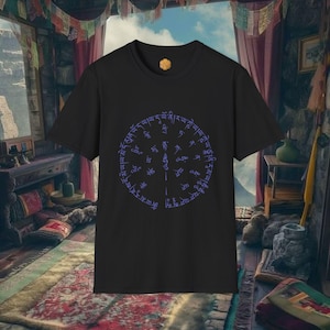 Puede incluir: Camiseta negra de cuello redondo con un diseño circular azul. El diseño parece ser una escritura o símbolo estilizado. La camiseta tiene un pequeño emblema dorado cerca del cuello.