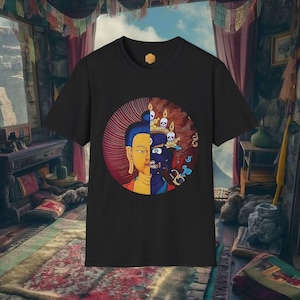 Puede incluir: Camiseta negra con un gráfico dividido de un Buda y una deidad oscura con una corona de calaveras. El lado del Buda es amarillo y el lado de la deidad es azul. El diseño está dentro de un círculo rojo.