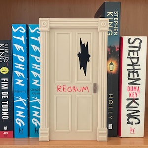 Rincón de libros Redrum Door | Inspirado en El resplandor de Stephen King | Decoración de estanterías | Sujetalibros