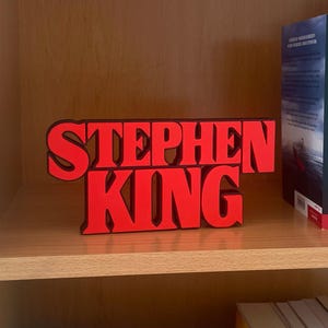 Stephen King-inspirierte Buchplakette | Geschenk für Bücherliebhaber | Dekoration fürs Bücherregal