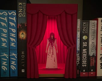 Rincón de lectura inspirado en Carrie | Inspirado en el libro de Stephen King | Lámpara de silueta regulable | Estante de terror | Sujetalibros