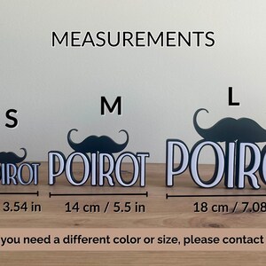 Pu&ograve; includere: Tre insegne decorative con baffi e nome in bianco e nero, etichettate S, M e L. Il cartello S &egrave; lungo 9 cm, il cartello M &egrave; lungo 14 cm e il cartello L &egrave; lungo 18 cm. Viene visualizzato il nome "POIROT".