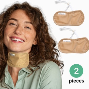 Może przedstawiać: Dwa beżowe okłady na szyję z białymi sznurkami i nadrukiem "ULTRABLOOM". Kobieta nosi jeden z okładów na szyję. Tekst "2 sztuki" jest nadrukowany na zielono na białym tle.