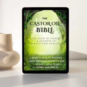 以下が含まれることがあります： 緑の森林を背景にしたデジタル書籍の表紙。タイトルは「The Castor Oil Bible: The Palm of Christ, A Journey of Beauty and Healing」。また、+ 20 Best Beauty Recipes + Anti-Inflammatory Guide + Weekly Meal Plan + Herbs and Spices というテキストも含まれています。