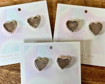 Orecchini a bottone a forma di cuore in cristallo di quarzo rosa: placcati oro/argento - SCEGLI UNO
