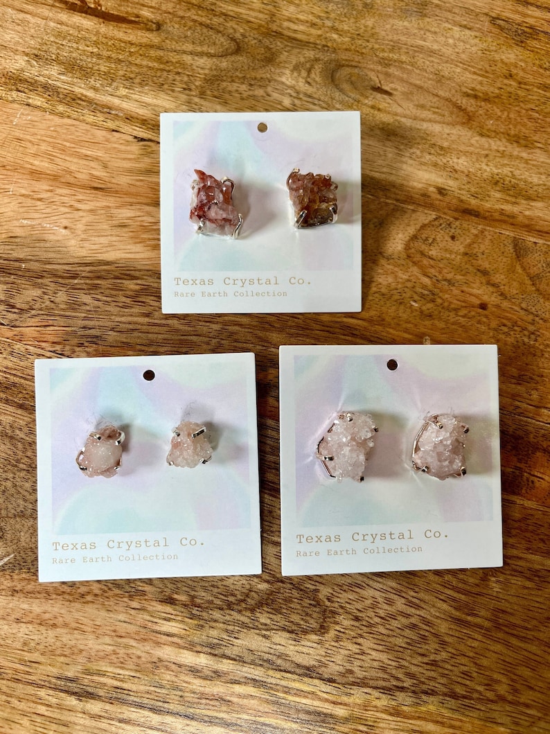 Pu&ograve; includere: Tre paia di orecchini con grappoli di cristalli naturali. Gli orecchini sono esposti su cartoncini bianchi con il testo "Texas Crystal Co. Rare Earth Collection".
