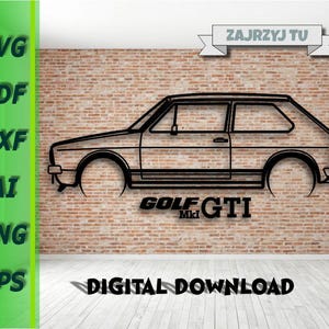 Puede incluir: Dibujo lineal negro de un coche Golf GTI Mki sobre un fondo de pared de ladrillo. Las palabras "GOLF GTI Mki" están debajo del coche. Las palabras "DESCARGA DIGITAL" están en la parte inferior. A la izquierda están las palabras "SVG, PDF, DXF, AI, PNG, EPS".