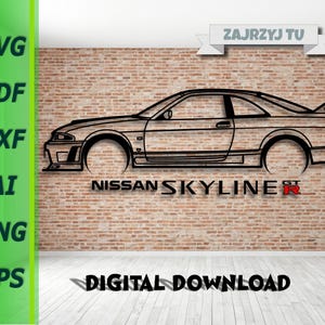 以下が含まれることがあります： レンガの壁に描かれた、日産スカイラインGT-R車の黒い線画。画像には「NISSAN SKYLINE GT-R」と「デジタルダウンロード」の文字が含まれています。緑色のサイドバーには、SVG、PDF、DXF、AI、PNG、EPSのファイルタイプがリストされています。