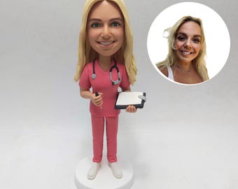 Figura personalizada de enfermera: regalo para enfermera con uniforme, estetoscopio y portapapeles (a partir de una foto).