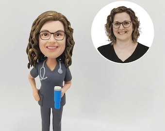 Figura personalizada de enfermera: regalo para profesionales sanitarios con bata, estetoscopio y gafas.
