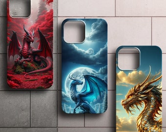 Puede incluir: Tres fundas para teléfono con diferentes diseños de dragones. La primera funda tiene un dragón rojo con un fondo rojo, blanco y azul. La segunda funda tiene un dragón azul con un fondo azul, blanco y gris. La tercera funda tiene un dragón dorado con un fondo amarillo, naranja y blanco.