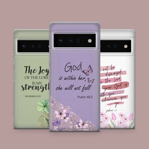 Può includere: Tre custodie per telefono con design diversi. La prima custodia è verde con il testo "The Joy of the Lord is my strength" e il testo "Nehemiah 8:10". La seconda custodia è viola con il testo "God is within her, she will not fall" e il testo "Psalm 46:5". La terza custodia è bianca con il testo "Do not be dismayed, for the Lord your God is with you wherever you go" e il testo "Joshua 11".