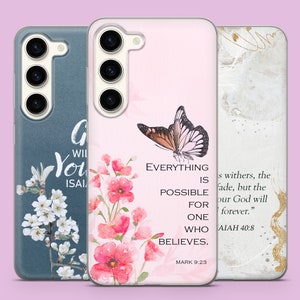 Może przedstawiać: Trzy etui na telefon z różnymi wzorami. Pierwsze etui jest niebieskie z białymi kwiatami i tekstem "Bóg cię poprowadzi". Drugie etui jest różowe z motylem i kwiatami i tekstem "Wszystko jest możliwe dla tego, kto wierzy. Marek 9:23". Trzecie etui jest białe z złotymi akcentami i tekstem "Trawa usycha, kwiat więdnie, ale słowo naszego Boga trwa na wieki. Izajasza 40:8".