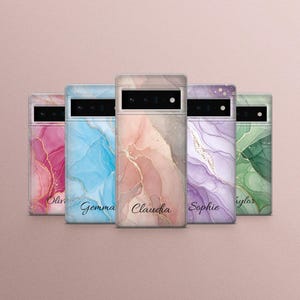 Puede incluir: Cinco fundas para teléfono con diseño de mármol en rosa, azul, melocotón, morado y verde. Cada funda tiene vetas doradas y un nombre impreso. Los nombres son Olivia, Gemma, Claudia, Sophie y Taylor.