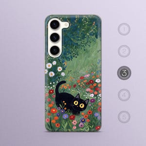 Może przedstawiać: Czarny kot z ż&oacute;łtymi oczami idzie przez pole pełne kolorowych kwiat&oacute;w. Etui na telefon ma zielono-brązowe tło z kwiatowym wzorem.