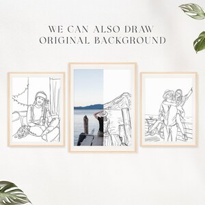 K&ouml;nnte beinhalten: Drei gerahmte Kunstdrucke mit Strichzeichnungen. Der linke Druck zeigt eine Person mit einer Ukulele. Der mittlere Druck hat ein geteiltes Bild einer Person auf einem Dock und einer Landschaft. Der rechte Druck zeigt zwei Personen. Der Text oben lautet "WE CAN ALSO DRAW ORIGINAL BACKGROUND."
