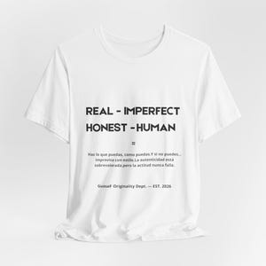 Puede incluir: Camiseta blanca con las palabras "REAL - IMPERFECT HONEST - HUMAN" en negro. Debajo, una cita en español y el texto "GuasaF Originality Dept. - EST. 2026".