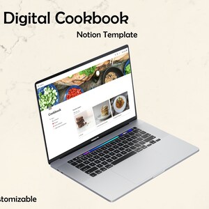 Könnte beinhalten: Ein Laptop-Computer, auf dem eine Notion-Vorlage für ein digitales Kochbuch angezeigt wird. Die Vorlage enthält eine Liste von Rezepten, Bilder von Speisen und eine Suchleiste. Der Text "Digital Cookbook" und "Notion Template" ist auf dem Bildschirm sichtbar. Der Laptop befindet sich auf einer weißen Marmorfläche.