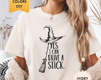Comfort Colors Yes I Can Drive A Stick Tシャツ 面白いハロウィン魔女Tシャツ 女性用 不気味なパーティーシャツ 魔女の衣装