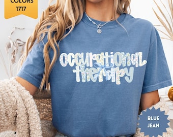 Maglietta per terapia occupazionale Comfort Colors®, maglietta per terapia occupazionale con fiocco Coquette, camicie floreali per terapisti occupazionali, regalo per terapisti occupazionali, regali alla moda, COTA