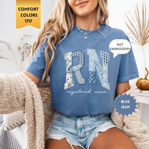 Comfort Colors® フェイクパッチワークRNシャツ、登録看護師フローラルTシャツ、看護師への感謝の贈り物