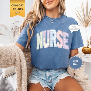 Puede incluir: Una taza de cerámica blanca con un asa negra y el texto "But First, Coffee" en negro, con una fuente de estilo manuscrito. La taza está sobre una superficie blanca.