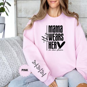Individuell Diese Mama trägt ihr Herz auf ihrem Ärmel Sweatshirt, Muttertagsgeschenk, personalisiertes Mama Sweatshirt mit Kindernamen, niedlicher Mama Hoodie