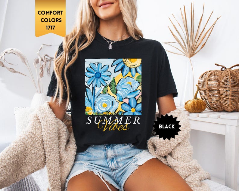 Peut inclure: T-shirt noir avec un motif de fleurs color&eacute;es et le texte "Summer Vibes".