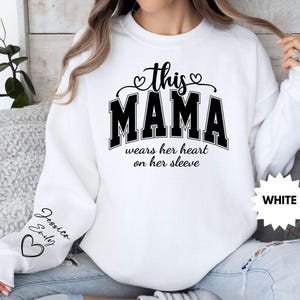 Individuell Diese Mama trägt ihr Herz auf ihrem Ärmel Sweatshirt, Muttertagsgeschenk, personalisiertes Mama Sweatshirt mit Kindernamen, niedlicher Mama Hoodie