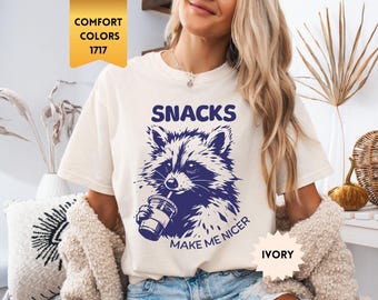Komfort Farben Lustige Waschbär Snacks machen mich schöner T-Shirt, süßes Tier Feinschmecker T-Shirt, Retro Vintage Snack Liebhaber Shirt, lustiges Waschbär Meme Shirt
