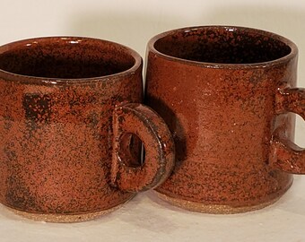 Pair of mugs with "washer" handle