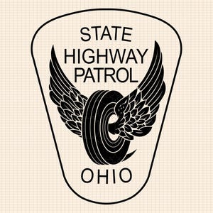 Puede incluir: Emblema en blanco y negro de la Patrulla de Carreteras del Estado de Ohio. El emblema presenta un neumático con alas y las palabras "STATE HIGHWAY PATROL" y "OHIO".