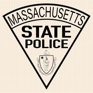 Puede incluir: Ilustración en blanco y negro de una insignia de la policía estatal de Massachusetts. La insignia es un triángulo con las palabras "Massachusetts State Police" en una pancarta curva en la parte superior. El sello del estado de Massachusetts está en el centro de la insignia.