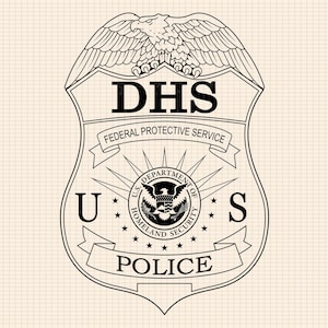 Puede incluir: Ilustración en blanco y negro de una insignia con el texto "DHS Federal Protective Service U.S. Department of Homeland Security Police"