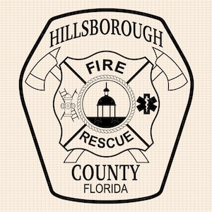 Op de afbeelding: Zwart-witte afbeelding van een brandweerbadge met de tekst "Hillsborough County Fire Rescue Florida". De badge toont een brandkraan, een bijl, een medisch symbool en een gebouw met een koepel.