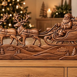 Puede incluir: Una talla de madera marrón que representa a Santa Claus sentado en un trineo tirado por dos renos. La escena presenta una base con pinos y colinas talladas. El trineo está cargado con cajas de regalo y los renos están enganchados de perfil.