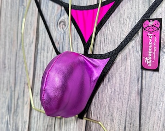 jovanadesign Costume tanga Herren pour homme avec ficelle bombée Cerise bordée de noir métallisé fait main au Royaume-Uni