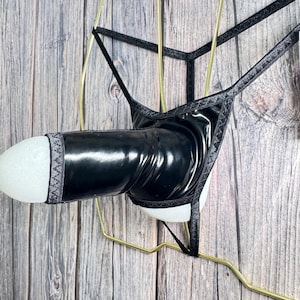 Puede incluir: Un juego de tres tazas de cerámica con acabado mate moteado. Las tazas son de color crema, gris claro y gris oscuro. Cada taza tiene un diseño simple y minimalista.