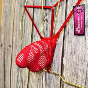 Tanga Jovanadesign 3D (1) para hombre, color rojo brillante, con encaje semitransparente, hecho a mano en el Reino Unido.
