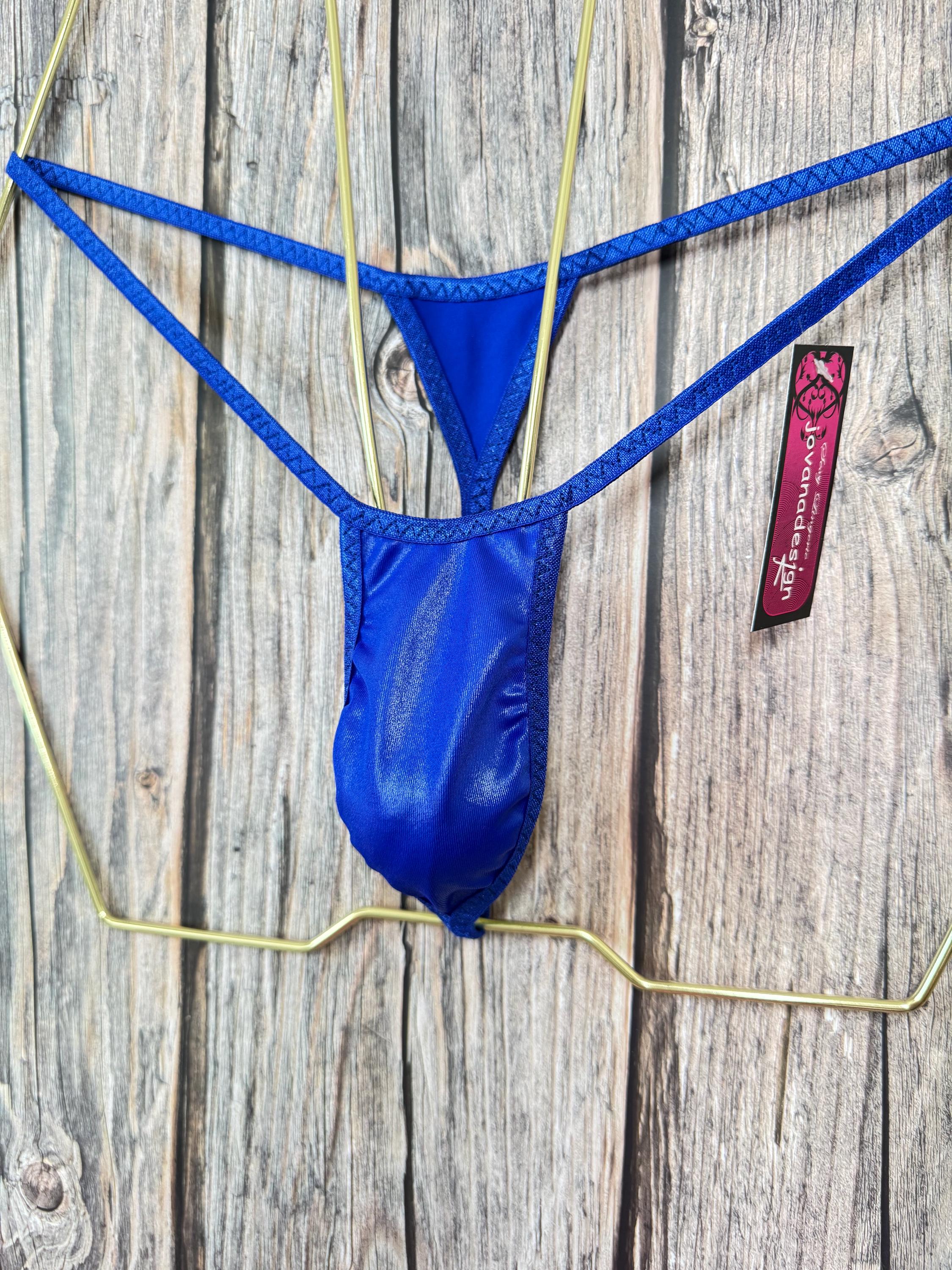 Herren Lack Stringtanga in schwarz, rot oder weiß von Ledapol Herren Lack Stringtanga in schwarz, rot oder weiß von Ledapol