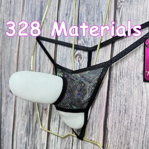Puede incluir: Tanga negro con un panel frontal brillante y estampado y relleno blanco. El texto "328 Materials" es visible en la imagen. La ropa interior se muestra en una percha de alambre dorada sobre un fondo de madera.
